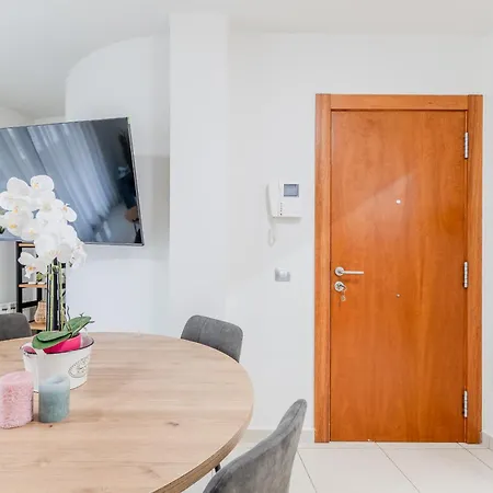 Arenas 12 Centre דירה רוזס